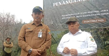 Kepala Perhutani Divisi Regional Jabar Banten, Yudha Suswardhanto, bersama Kepala Dinas Kehutanan Provinsi Jawa Barat, Dodit Andian Pancapana, saat dikonfirmasi usai penanaman pohon di Gunung Manglayang, Selasa, 21/10/2025.
