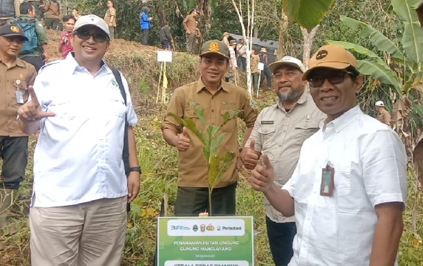 Kepala BPDAS Cimanuk Citanduy, Umar Nasir didampingi Kasi RHL, Doni Adiningrat, saat melaksanakan penanaman pohon di Gunung Manglayang, Selasa, 21/10/2025.