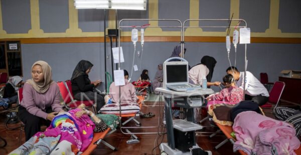 Sejumlah siswa terdampak keracunan MBG saat ditangani di RSUD Lembang.