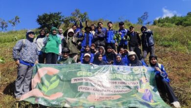 Mahasiswa Universitas Bale Bandung bersama masyarakat usai melaksanakan penanaman pohon, Kamis 27/06/2024.