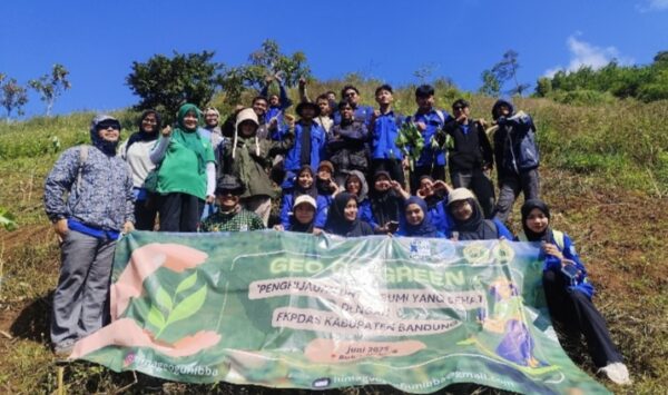 Mahasiswa Universitas Bale Bandung bersama masyarakat usai melaksanakan penanaman pohon, Kamis 27/06/2024.