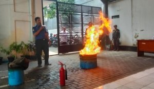 ‎Pembinaan Linmas Kelurahan Karangmekar Disuguhi Pengetahuan Teknis Cara Hadapi Kebakaran 3