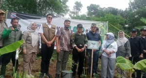 ‎Ciptakan Batas Hijau di Eks TPA Leuwigajah, DLH Kota Cimahi Tanam 1000 Pohon Bambu di Cireundeu ‎