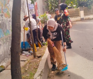 ‎Lurah Karangmekar Ajak Masyarakat Lakukan Aksi Nyata Jumat Bersih Sampah 1