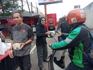 Jumat Berbagi, PDI Perjuangan Jabar Bagikan Ratusan Porsi Makanan Gratis 10