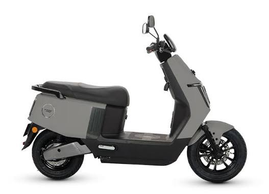 Mengapa Motor Listrik Adalah Pilihan Tepat untuk Perempuan Urban Produktif