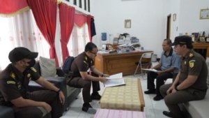 Jaksa Geledah Kantor Pemda Flores Timur, Ribuan Nota Kosong dan Uang Tunai Disita 5