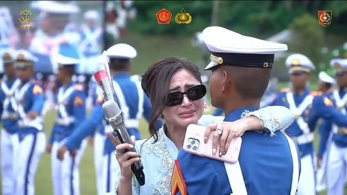 Dewi Perssik Menangis Haru Saat Gegep Lulus Prabhatar Akmil, Beri Pesan agar Tak Tinggalkan Salat