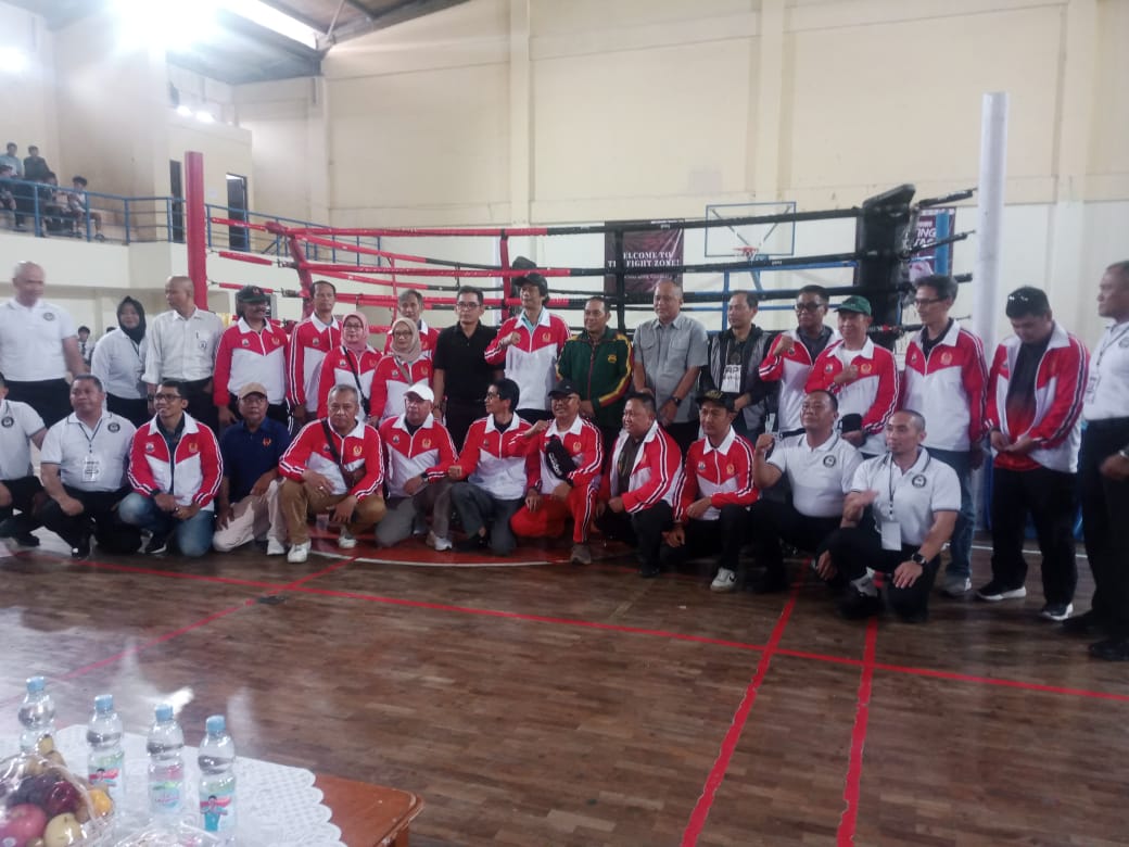 Wali Kota Cimahi Ngatiyana buka Exhibition Muaythai bertajuk BUKBEK di Gor Sangkuriang, Minggu, 2/11/2025.