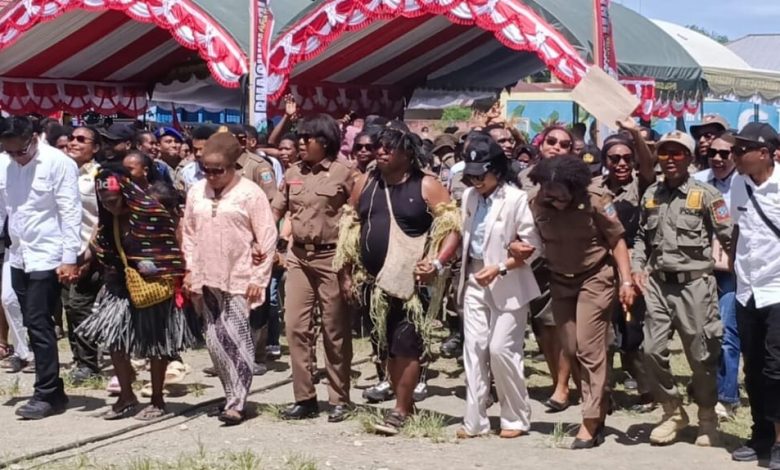 Otis Monei Sah dan Resmi Dinobatkan Sebagai Pemimpin Suku Besar Wate.