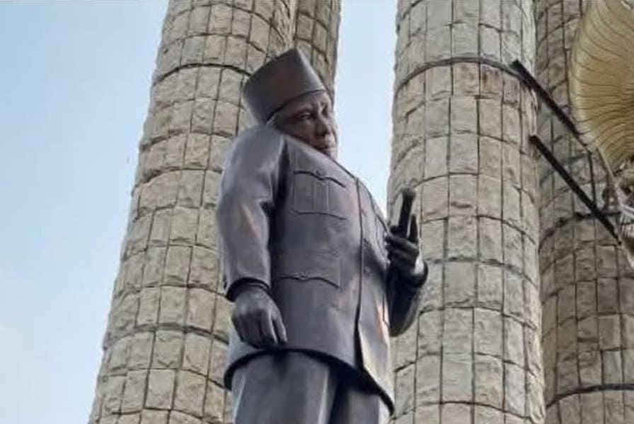 Foto: Tangkapan layar video viral Patung Ir. Soekarno Miring