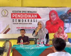 Diah Fitri Maryani Kenalkan Pendidikan Demokrasi kepada Pelajar SMK di Cirebon 8