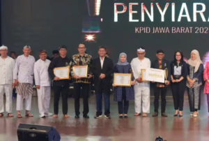 Tuti Turimayanti Hadiri Malam Puncak Anugerah Penyiaran KPID Jabar ke-18 di Soreang 1