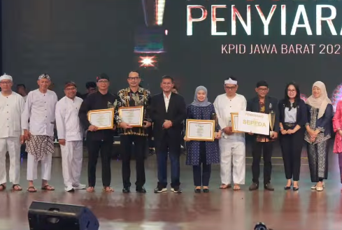 Tuti Turimayanti Hadiri Malam Puncak Anugerah Penyiaran KPID Jabar ke-18 di Soreang