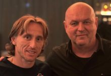 Bojan Hodak saat berfoto bersama bintang timnas Kroasia Luca Modric.