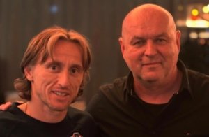 Bojan Hodak saat berfoto bersama bintang timnas Kroasia Luca Modric.