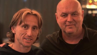 Bojan Hodak saat berfoto bersama bintang timnas Kroasia Luca Modric.