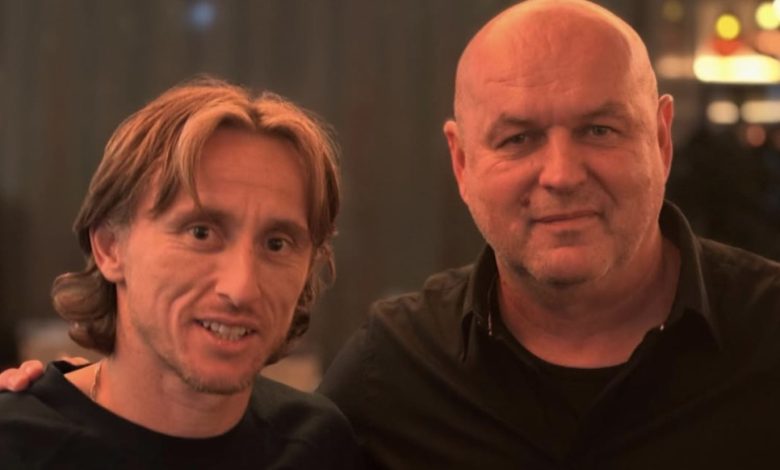 Bojan Hodak saat berfoto bersama bintang timnas Kroasia Luca Modric.