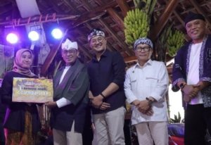 Kelurahan Karangmekar Raih Juara Harapan Helaran Dongdang di Ajang Cireundeu Festival Tahun 2025 4
