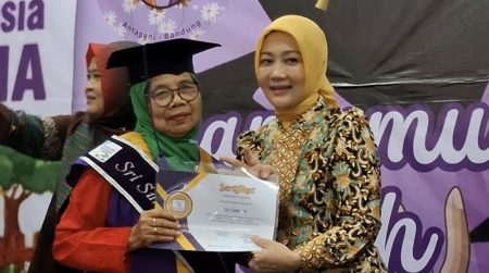 Ibu Hj. Sri Suharti foto bersama anggota DPR RI, Atalia Praratya usai menerima sertifikat ketulusan. 