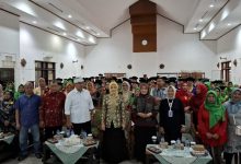 Wali Kota Bandung, Muhammad Farhan, Anggota DPR RI Atalia Praratya bersama Ketua Yayasan dan Kepala Sekolah Lansia Bahagia Antapani Bandung berfoto bersama wisudawan.