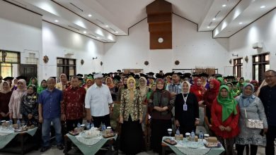 Wali Kota Bandung, Muhammad Farhan, Anggota DPR RI Atalia Praratya bersama Ketua Yayasan dan Kepala Sekolah Lansia Bahagia Antapani Bandung berfoto bersama wisudawan.
