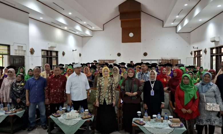 Wali Kota Bandung, Muhammad Farhan, Anggota DPR RI Atalia Praratya bersama Ketua Yayasan dan Kepala Sekolah Lansia Bahagia Antapani Bandung berfoto bersama wisudawan.