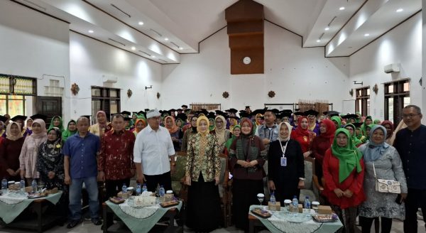 Wali Kota Bandung, Muhammad Farhan, Anggota DPR RI Atalia Praratya bersama Ketua Yayasan dan Kepala Sekolah Lansia Bahagia Antapani Bandung berfoto bersama wisudawan.