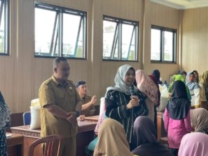 Ineu Purwadewi Pantau Pembagian Bantuan Pangan di Desa Nagarawangi Sumedang 4