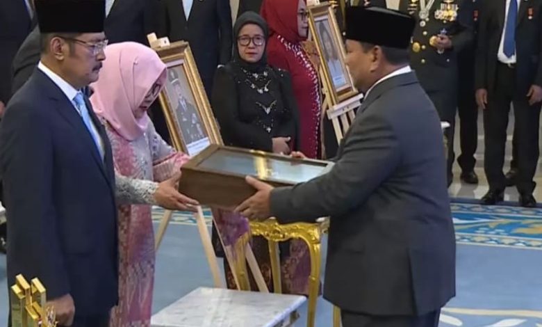 Foto: Prabowo anugerahkan gelar pahlawan nasional ke 10 tokoh, termasuk Soeharto dan Gus Dur