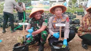Kapolres Sumedang AKBP Sandityo Mahardika ajak mantan preman dan kaum muda Tanam Ubi Cilembu