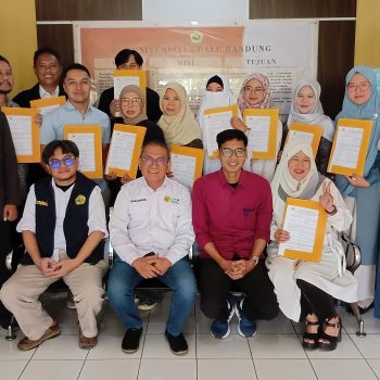 Rektor UNIBBA, Dr. Ir. H. Ibrahim Danuwikarsa, M.S., serahkan dana hibah internal tahun anggaran 2025 kepada 20 dosen dari berbagai fakultas dan program studi