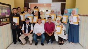 Rektor UNIBBA, Dr. Ir. H. Ibrahim Danuwikarsa, M.S., serahkan dana hibah internal tahun anggaran 2025 kepada 20 dosen dari berbagai fakultas dan program studi
