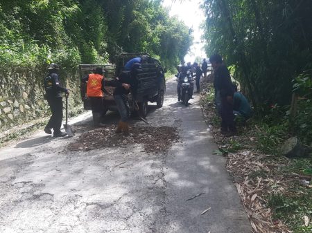 Gotong royong : Masyagakat berperan aktif dalam pembangunan Rehabilitasi jalan lingkungan Desa Kertawangi.