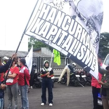 Aliansi Serikat Pekerja dan Serikat Buruh Kota Cimahi hadir dalam aksi demo buruh di depan Gedung Sate, Kamis 18/12/2025.