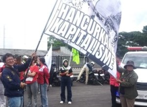 Aliansi Serikat Pekerja dan Serikat Buruh Kota Cimahi hadir dalam aksi demo buruh di depan Gedung Sate, Kamis 18/12/2025.