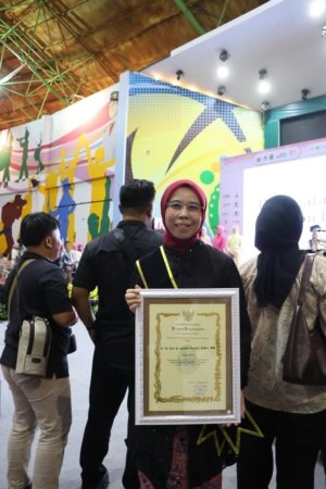 Ineu Purwadewi Terima Penghargaan Perempuan Pelopor Pembangunan di Bidang Politik 7