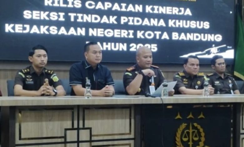 Kejaksaan Negeri Bandung teyapkan Wakil Wali Kota dan Anggota DPRD Kota Bandung jadi Tersangka.