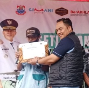Puluhan Pejuang Sampah Terima Penghargaan Dari Lurah Setiamanah Kota Cimahi di Acara Setiamanah Eco Festival 1