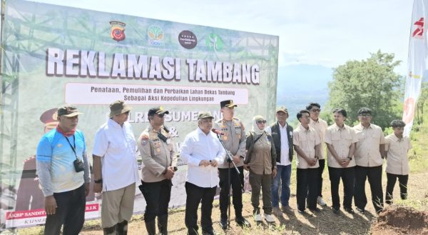 Polres Sumedang Laksanakan Penanaman Pohon Serentak Di Lahan Bekas Tambang, Selasa 16/12/2025.