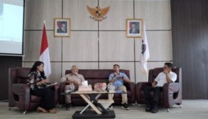 Asda I Kota Cimahi, Hendra Gunawan (Kanan) bersama dua narasumber lainnya saat berdialog dengan para peserta sosialisasi Jurnalistik.