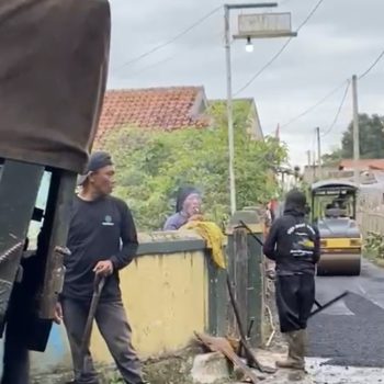 Pengaspalan dilakukan di RW 05 Kampung Cau, Desa Kertawangi.