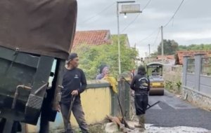 Pengaspalan dilakukan di RW 05 Kampung Cau, Desa Kertawangi.
