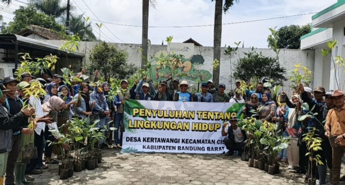 Akhiri tahjn 2025, ratusan Warga Desa Kertawangi Melaksanakan penanaman pohon.