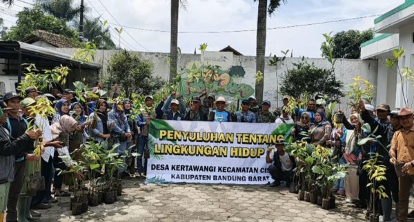Akhiri tahjn 2025, ratusan Warga Desa Kertawangi Melaksanakan penanaman pohon.