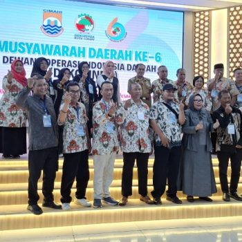 Ketua dan pengurus Dekopinda Kota Cimahi foto bersama Wali Kota Cimahi, Letkol. Purn. Ngatiyana,.