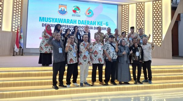 Ketua dan pengurus Dekopinda Kota Cimahi foto bersama Wali Kota Cimahi, Letkol. Purn. Ngatiyana,.