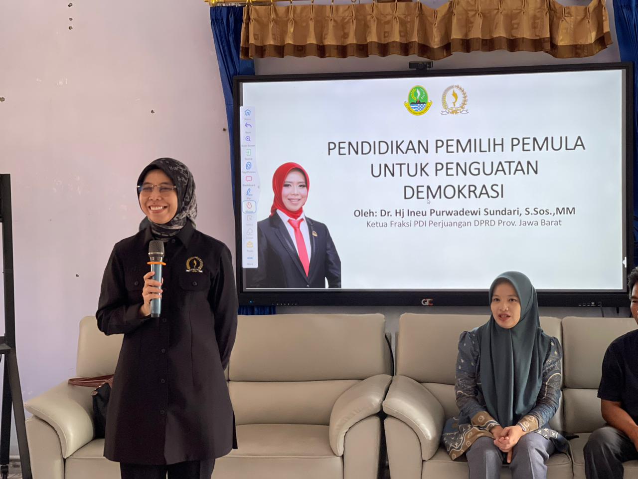 DPRD Jabar Ineu Purwadewi Sundari Gelar Pendidikan Demokrasi di SMAN 2 Cimalaka Sumedang