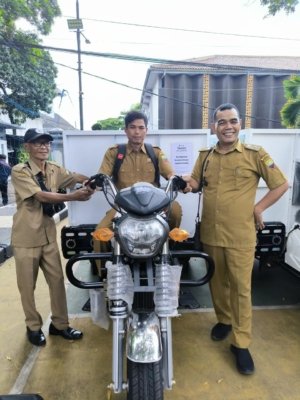 DPRD Jabar Ineu Purwadewi Sundari Salurkan Bantuan Motor Roda Tiga Pengangkut Sampah ke Desa di Tiga Kabupaten 10
