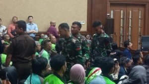 Hakim Heran, Ada Tiga Anggota TNI di Ruang Sidang Nadiem Makarim: “Dari Mana Ya?” 6